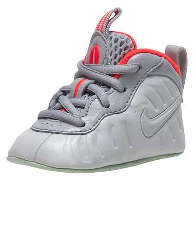 NIKE BOYS Multi-Color Footwear / Sneakers