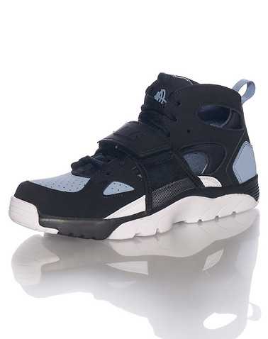 NIKE BOYS Black Footwear / Sneakers 5Y