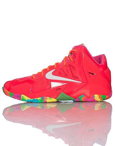 NIKE BOYS Medium Red Footwear / Sneakers 6Y