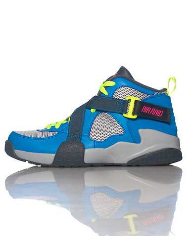 NIKE BOYS Grey Footwear / Sneakers 5.5Y